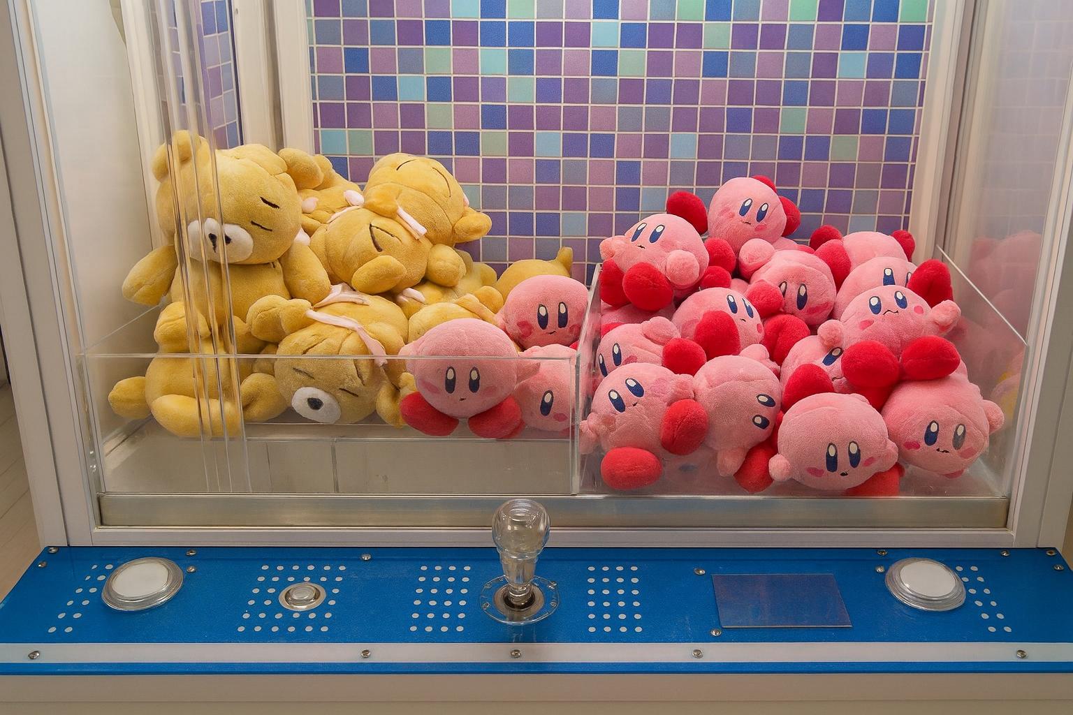 ローソンククレーンゲーム機は天井がある並ぶぬいぐるみ。